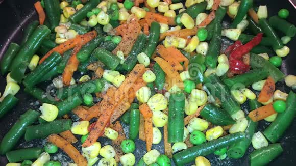 平底锅中的蔬菜用盐调味视频的预览图