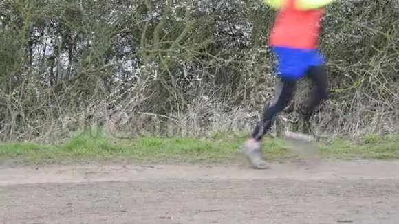 跑步者的腿和脚视频的预览图