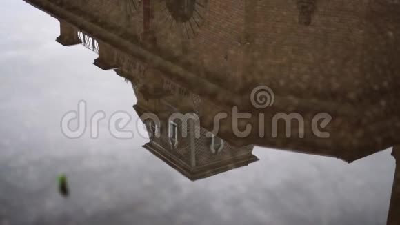 女人踩在水坑里的倒影上视频的预览图