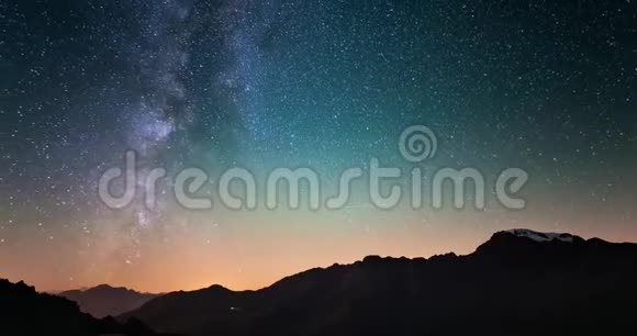 美丽的流星爆炸与星尘在时间流逝的银河和星空旋转的阿尔卑斯山视频的预览图