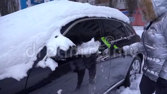 女人用雪刷擦车视频的预览图