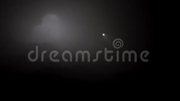 黑暗而神秘的景观有人在黑暗的雾洞里移动手里拿着一把火炬库存录像男子视频的预览图