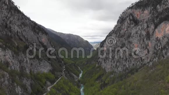 黑山北部杜米托山峡谷塔拉的鸟瞰图教科文组织国家公园与河流的飞行无人机视频的预览图