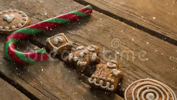 降雪与圣诞糖果装饰视频的预览图
