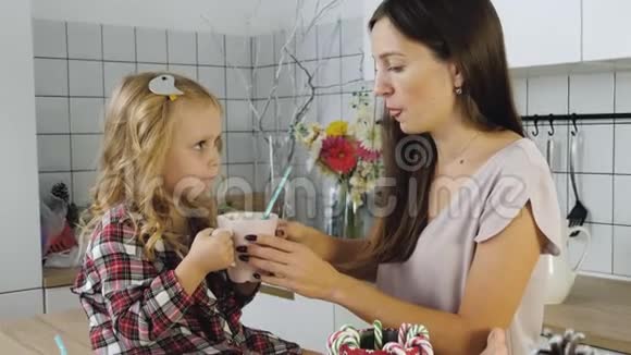 母亲和女儿用棉花糖喝可可视频的预览图