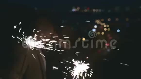 男人和女人拿着燃烧的火花孟加拉火视频的预览图