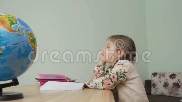 可爱的小女孩很无聊不想做家庭作业视频的预览图