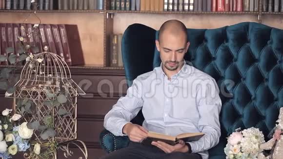 一个人坐在图书馆的椅子上看书视频的预览图