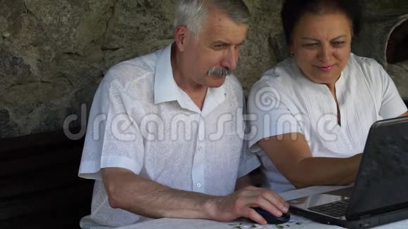 年长的男人和女人在网上购物视频的预览图