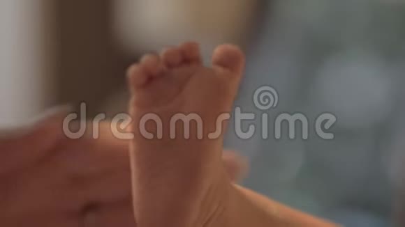 妈妈亲吻新生婴儿的脚趾视频的预览图