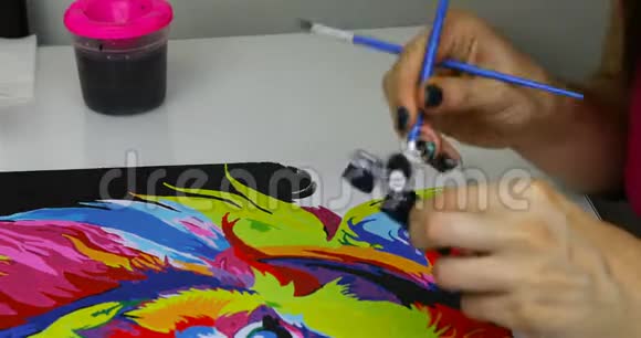 一个女人用黑色油漆完成绘画加速射击视频的预览图