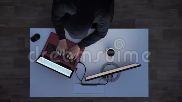一个年轻人用笔记本电脑拿着他的闪存盘在灯亮的时候跑开导演进来打字视频的预览图