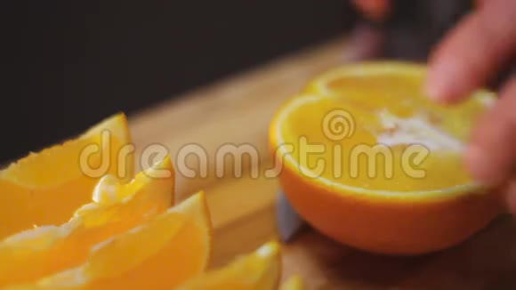 男人把橘子切在木板上视频的预览图