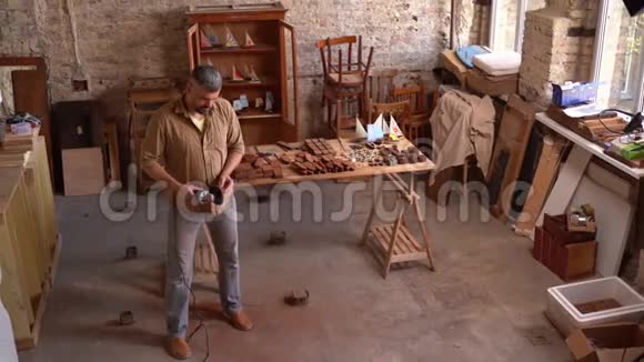 创造性木匠检查木材材料进一步加工视频的预览图