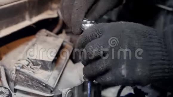汽车服务一个机械师把电池螺母拧紧视频的预览图