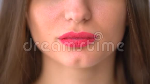 女性口香糖的特写镜头红唇不礼貌的女人视频的预览图