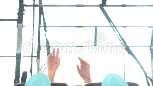 年轻的健身妇女在健身房做腹部运动视频的预览图