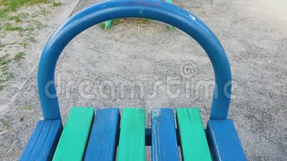 公园里的木制长凳五彩板视频的预览图