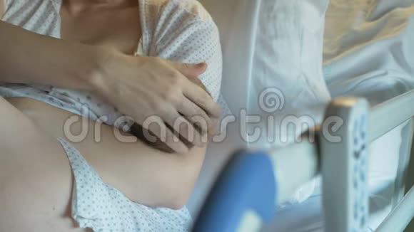 先母乳喂养母乳视频的预览图