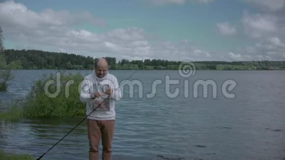 钓鱼的那个人在湖边休息视频的预览图