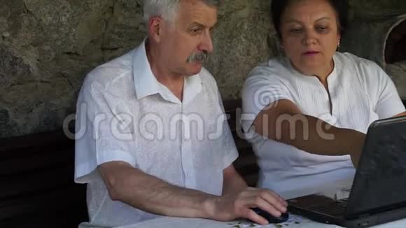 一对成熟的夫妻一个做网上购物的大男人和女人视频的预览图