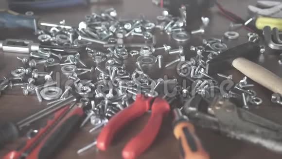 螺栓螺母螺钉手动工具特写创意DIY概念视频的预览图