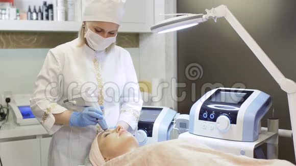 治疗师在面部皮肤美容院做射频升降手术视频的预览图