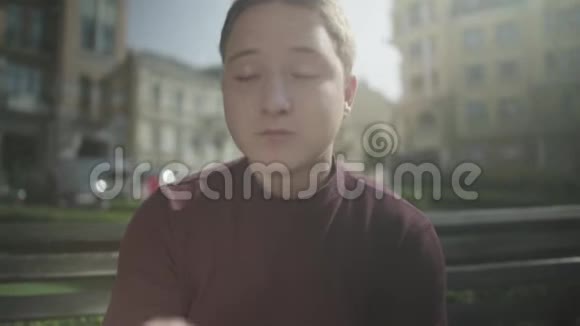 一个人坐在长凳上吃得很开心视频的预览图