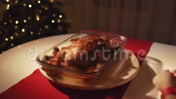 女人手在烤鹅上浇蜂蜜和芥末鹅用苹果和橘子在烤箱里烤圣诞树视频的预览图