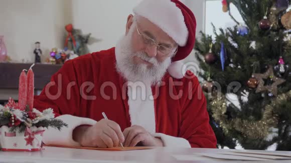 圣诞老人写信放在信封里视频的预览图