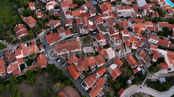 飞越塞浦路斯中部真正的山村的红色屋顶视频的预览图