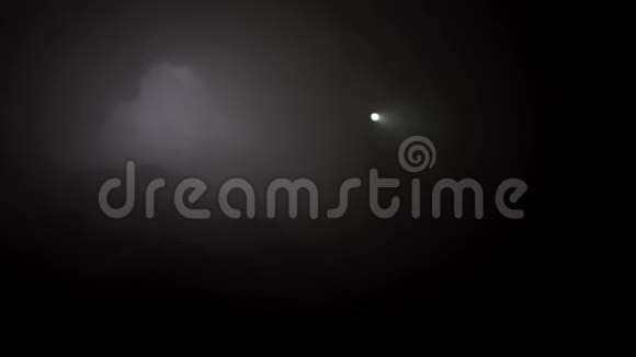 黑暗而神秘的景观有人在黑暗的雾洞里移动手里拿着一把火炬库存录像男子视频的预览图