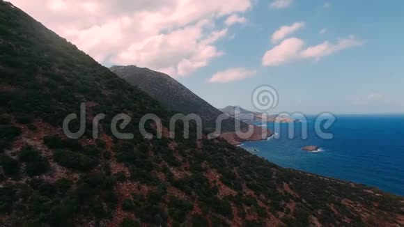 希腊爱琴海海岸克里特岛山海景观位于巴厘岛的Livadi海滩视频的预览图