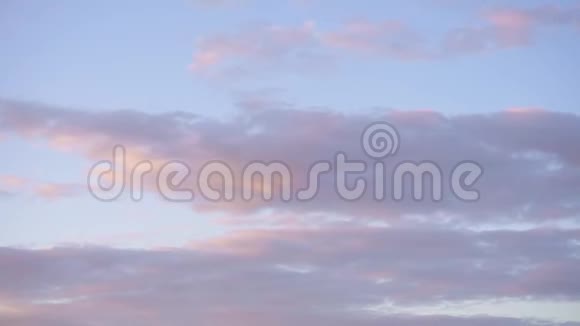 天空中夕阳的粉红云视频的预览图