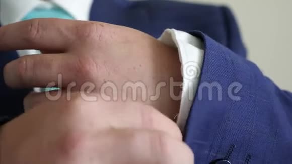 商务人员把夹克袖子伸直一大早就准备上班男士节日礼服视频的预览图