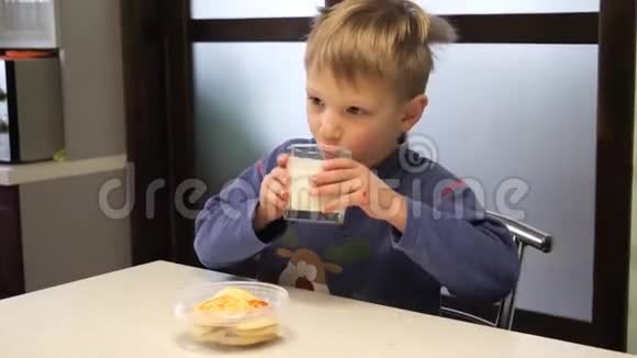 小男孩从杯子里喝牛奶视频的预览图