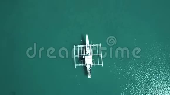 在阳光明媚的日子里船停泊在海湾的空中无人机而绿松石在热带泻湖的船视频的预览图
