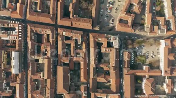 从上到下可以看到Alessandria的街道和瓷砖屋意大利皮埃蒙特视频的预览图
