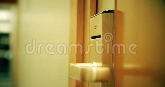 男人用钥匙卡打开酒店房间的门特写镜头视频的预览图