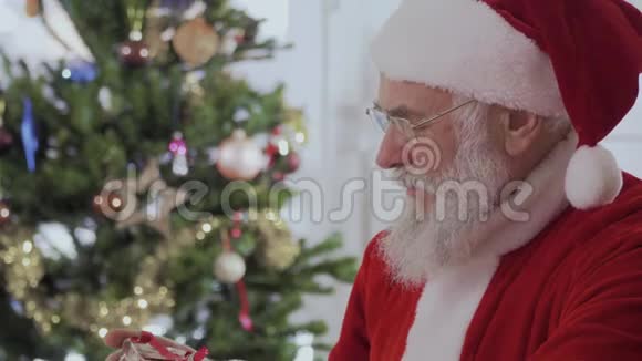 圣诞老人用相机送礼物视频的预览图