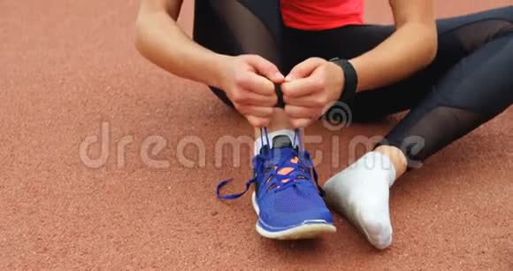 女运动员穿着4k跑道的鞋视频的预览图