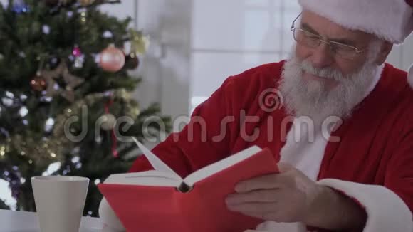 圣诞老人读书喝茶视频的预览图