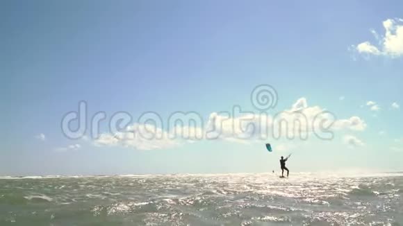风筝上的一个风筝在180度的慢速运动上进行翻转视频的预览图