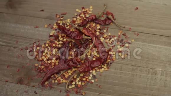 一堆干红辣椒和种子辣辣干有名红辣椒上面的风景视频的预览图