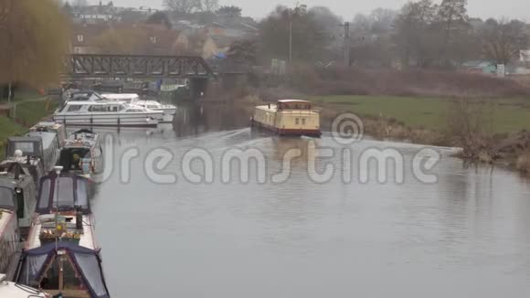 大黄窄小船顺河而行后面的地方有更多的船视频的预览图