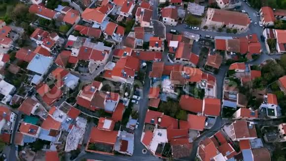 飞越塞浦路斯中部真正的山村的红色屋顶视频的预览图