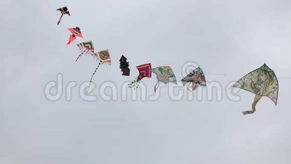 五彩缤纷的风筝在天空中飞翔视频的预览图
