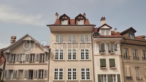 伯尔尼城街道上的老房子瑞士视频的预览图