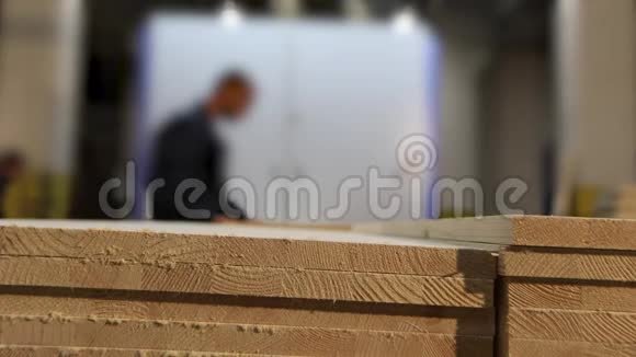 家具板特写工人在后台平木板托里斯家具板视频的预览图