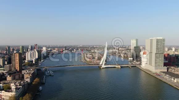 鹿特丹Erasmus桥与Maas河的4k航片视频的预览图
